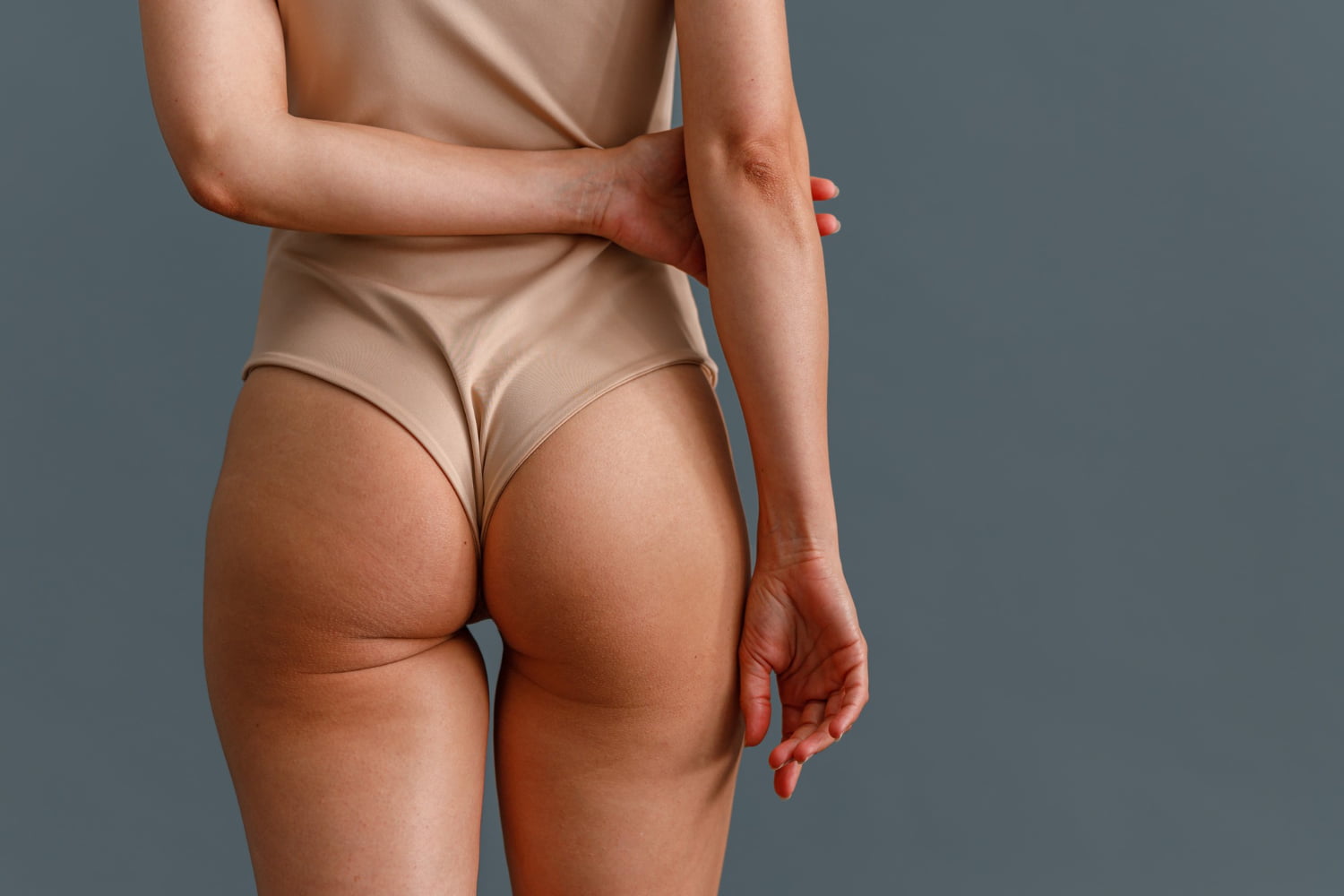 Vista traseira de bumbum feminino, ilustrando a harmonização glútea