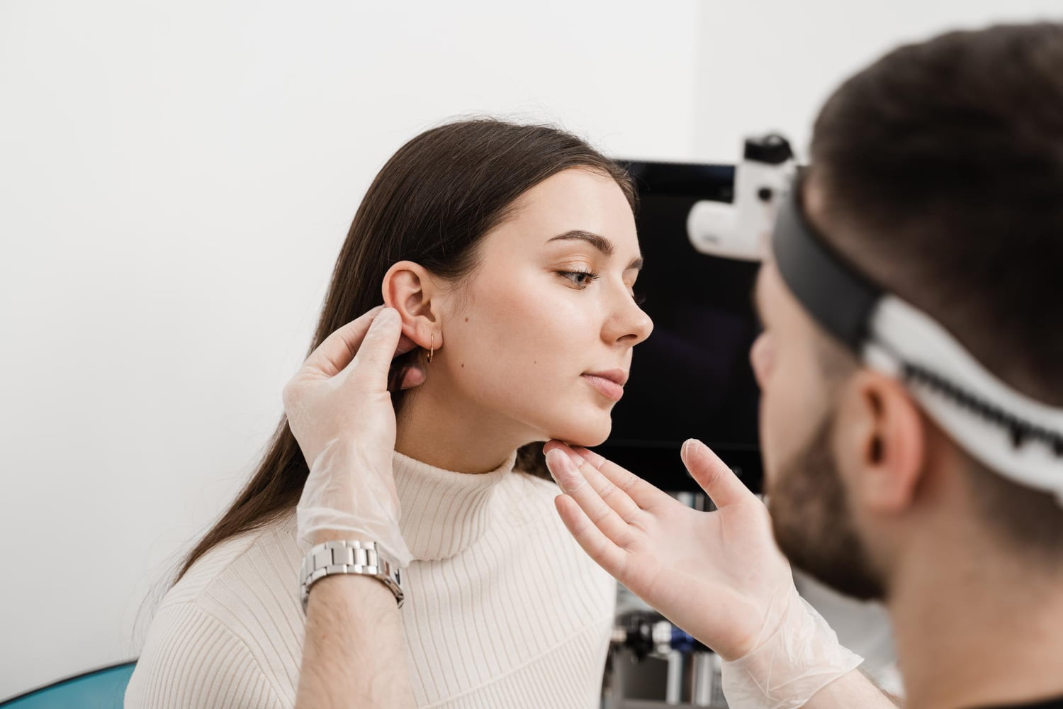 Mulher sendo examinada por médico para fazer otoplastia nas orelhas