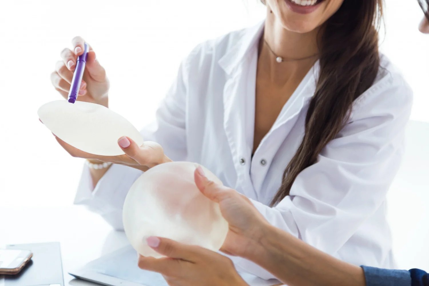 Uma paciente escolhe a prótese de silicone.