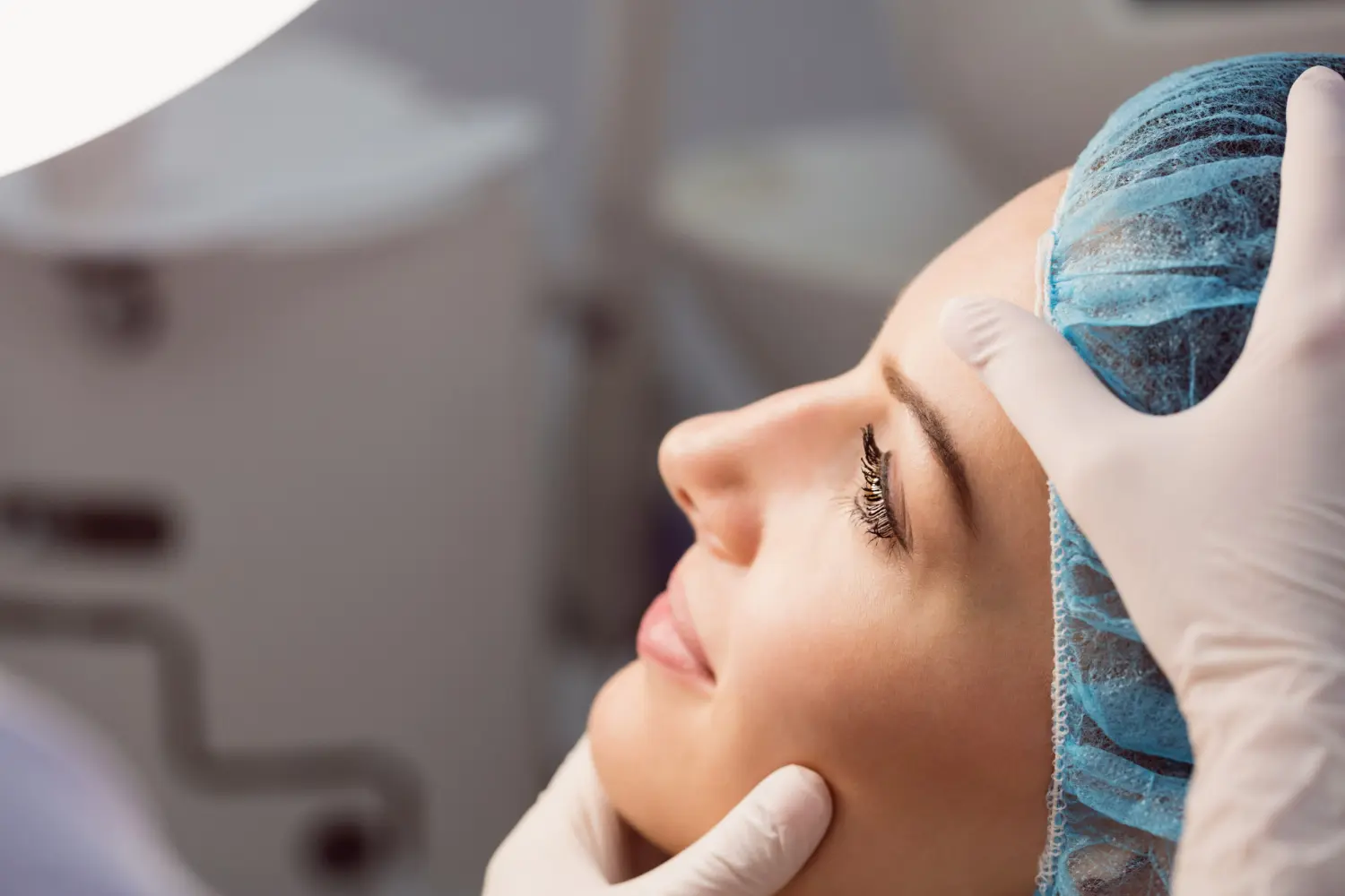 Uma médica analisa o paciente para a rinoplastia.