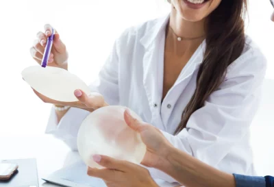 Uma paciente escolhe a prótese de silicone.